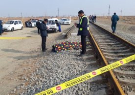 Buxoroda temir yo‘lni kesib o‘tayotgan 58 yoshli fuqaroni poyezd urib ketdi фото