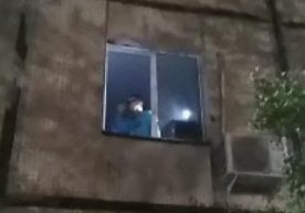 Toshkentdagi ko‘p qavatli uylar aholisi karantin payti derazadan turib konsert uyushtirmoqda (video) фото