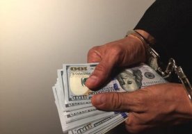 Asakalik mansabdor 10 ming AQSH dollari pora olayotganda qo‘lga tushdi фото
