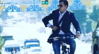 Chimkent rahbari ishga velosipedda bormoqda фото