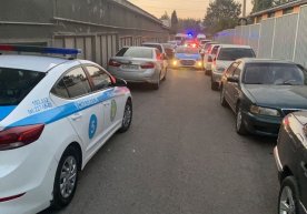Қозоғистонлик эркак суд ижрочилари ва полициячиларни отиб ташлади фото