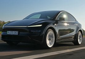 Tesla ўз тарихида илк бор Mercedes компаниясини савдо