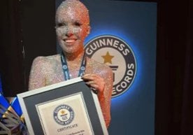 Британиялик визажист ўз танасини 74 880 дона ялтироқ страз