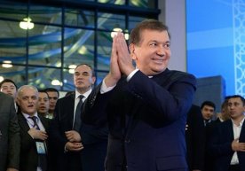 Shavkat Mirziyoyev sohalarning ilg‘or vakillarini mukofotladi фото