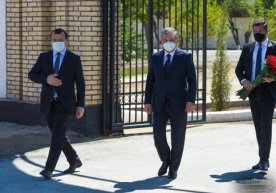 «U kishiga juda ishonardim, Qoraqalpog‘istondan ko‘nglim to‘q edi». Shavkat Mirziyoyev Musa Yerniyazov qabrini ziyorat qildi фото