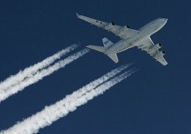 Осмон бўйлаб парвоз қилаётган самолётларга қизиқиш билан