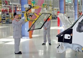 "FIVS" kompaniyasi Jizzaxda avtomobil oynalari ishlab chiqaradi фото