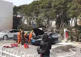 Шанхайда Tesla компаниясининг иккита электромобили
