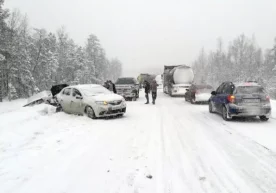 Россиянинг Ростовида 13 та автомобиль тўқнашиб кетди, деб