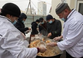 Томскдаги ўзбеклар коронавирусга қарши курашаётган шифокорларга бепул палов тарқатмоқда фото