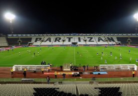 Belgradda noma’lum shaxslar stadion maysasini yoqib yubordi фото