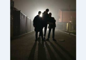 Январь кечаларидан бири. Кўчада уч шарпа кетмоқда. Совуқ
