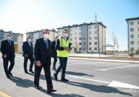 Шавкат Мирзиёев Сардоба фожиасидан жабрланганлар учун қурилган уйларни бориб кўрди фото