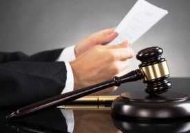 Самарқандлик судья бир иш бўйича бир кунда тўрт хил ҳукм