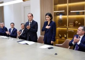 Президент фармони билан Президент администрацияси