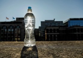 Tadqiqot: Quyoshda qolgan plastik suv idishlari saratonga olib kelishi mumkin фото