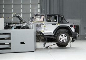 Jeep Wrangler krash-test vaqtida ikki marta ag‘darilib ketdi (video) фото