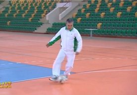 Berdimuhamedov Turkmanboshi shahrida amaldorlar bilan mini-futbol o‘ynadi (video) фото