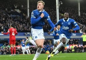 Everton dominates Manchester United in the first half фото