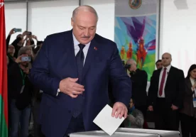 Беларусда президентлик сайлови участкалари ёпилди.