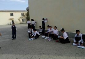 Қарши туман ҳокимлиги тан олди, ўқувчиларга ҳақиқатан асфалтда дарс ўтилган фото