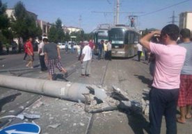 Samarqandda tramvay beton ustunni ag‘anatdi (foto) фото