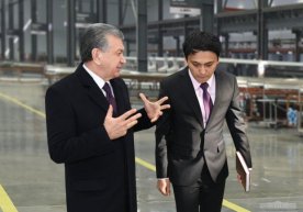 Shavkat Mirziyoyev «Navoiy» erkin iqtisodiy zonasidagi korxonalarga tashrif buyurdi​ фото