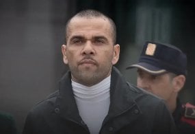 Танымал бразилиялық футболшы Дани Алвес ұзақ уақыт түрмеде