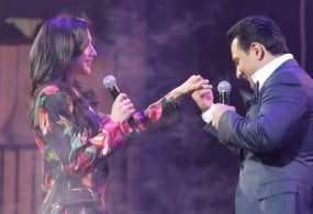 Хонанда Имрон ўз концерт дастури давомида актриса Дурдона