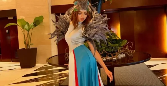 Фотографии девушки-модели в форме платья с Государственным