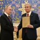 Путин Қосим-Жўмарт Тўқаевга отасига берилган Совет Иттифоқи қаҳрамони унвони ҳужжатини топширди