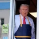 Белый дом опубликовал фотографию Трампа, работающего в