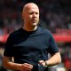 Liverpul bosh murabbiyi Arne Slot jamoa muxlislariga