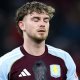 Harvey Elliott no podrá jugar con el Aston Villa contra su