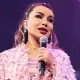 Юлдуз Усмонованинг концерт дастурида мухлисларидан бири