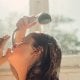 Эрталаб душ тарафдорлари тетиклик ва кунни пок бошлашни