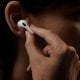 Birçok AirPods kullanıcısı cihazı yanlış takıyor, bu da
