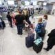 Европа аэропортларида юзлаб миллион йўловчини безовта