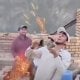 Ein ungewöhnliches Video, das in einem Innenhof auf einer