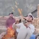 Ein ungewöhnliches Video, das in einem Innenhof auf einer