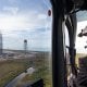 NASA администратори Жаред Исаакман Канаверал бурнига
