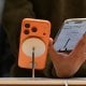 Хитойда бир эркак iPhone 17 Pro смартфонини тасодифан