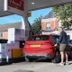 Buyuk Britaniya hukumati haydovchilarni yoqilgʻi quyish