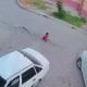 Марғилон шаҳрида кўп қаватли уйлар орасида ўйнаб ўтирган