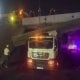 Тошкент вилояти Зангиота туманида юк машинаси кўприкка