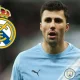 Manchester Citys Mittelfeldregisseur Rodri zeigt