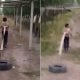 Videos, die zeigen, wie ein Vater in der Region Fargʻona