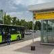 Taşkent şehrinde otobüs duraklarının çevresindeki ticaret