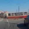 Sankt-Peterburg shahridagi yo‘lovchi tramvay relsdan chiqib ketdi (video)