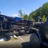 Toshkentda «Zil-131» Isuzu avtobusini ag‘darib yubordi